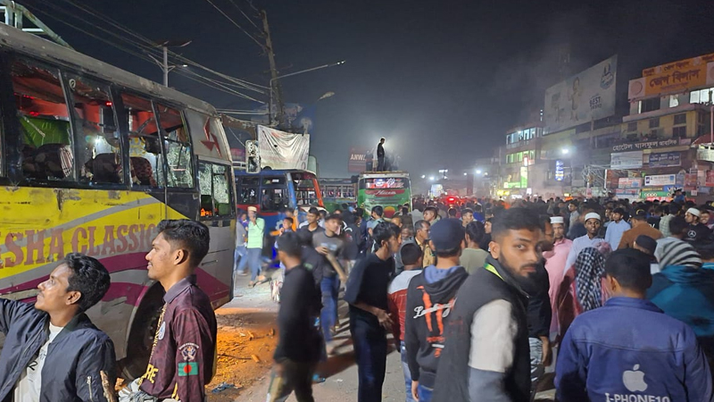 বরিশালে বাসভাড়া নিয়ে দ্বন্দ্বে শ্রমিক-শিক্ষার্থী সংঘর্ষ, ১০ বাস ভাঙচুর